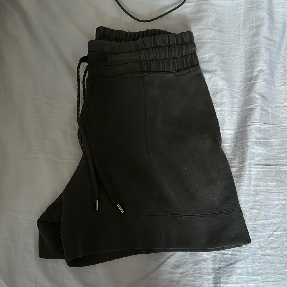 Lululemon Soft Ambitions High Rise Shorts 4” in Black